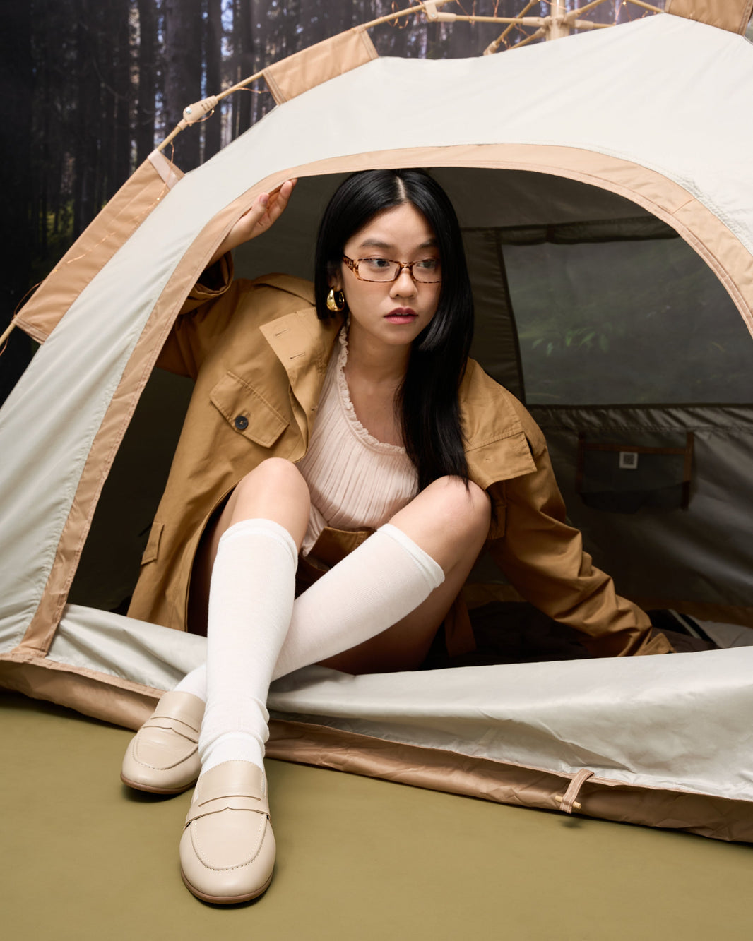 Woman in tent wearing prettyFIT Mady Loafers
